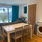 Bevendean Beach Hut - Modern 5 Bedroom House, With Parking
