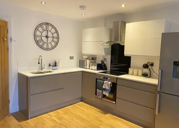 Bevendean Beach Hut - Modern 5 Bedroom House, With Parking